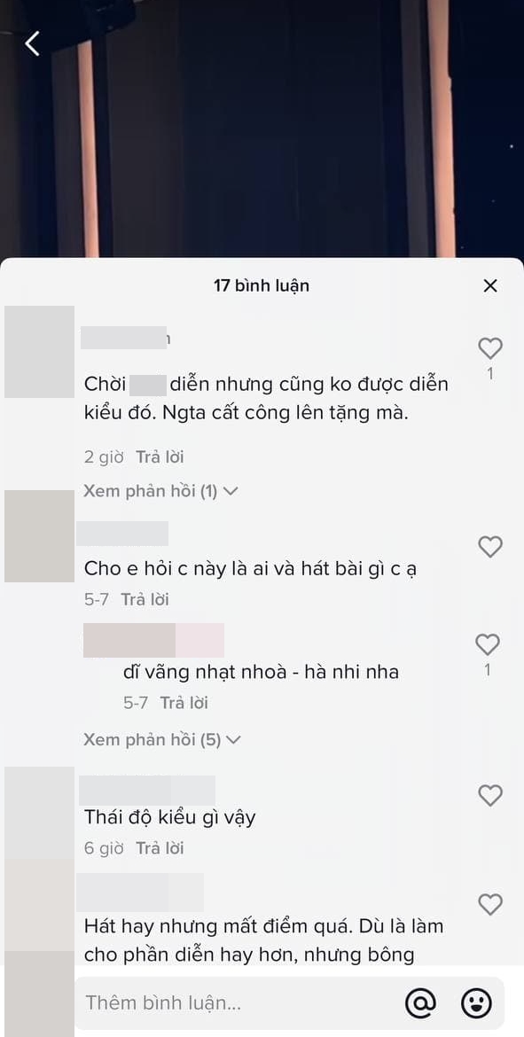 Nữ ca sĩ Việt g&acirc;y tranh c&atilde;i khi tung lu&ocirc;n hoa kh&aacute;n giả vừa tặng khi đang diễn: H&aacute;t hay m&agrave; mất thiện cảm qu&aacute; - Ảnh 4.