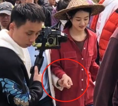 Nguy&ecirc;n mẫu của g&aacute;i qu&ecirc; Triệu Lệ Dĩnh ngo&agrave;i đời: Visual c&acirc;y nh&agrave; l&aacute; vườn, đứng kế nhau thấy r&otilde; sự kh&aacute;c biệt - Ảnh 2.