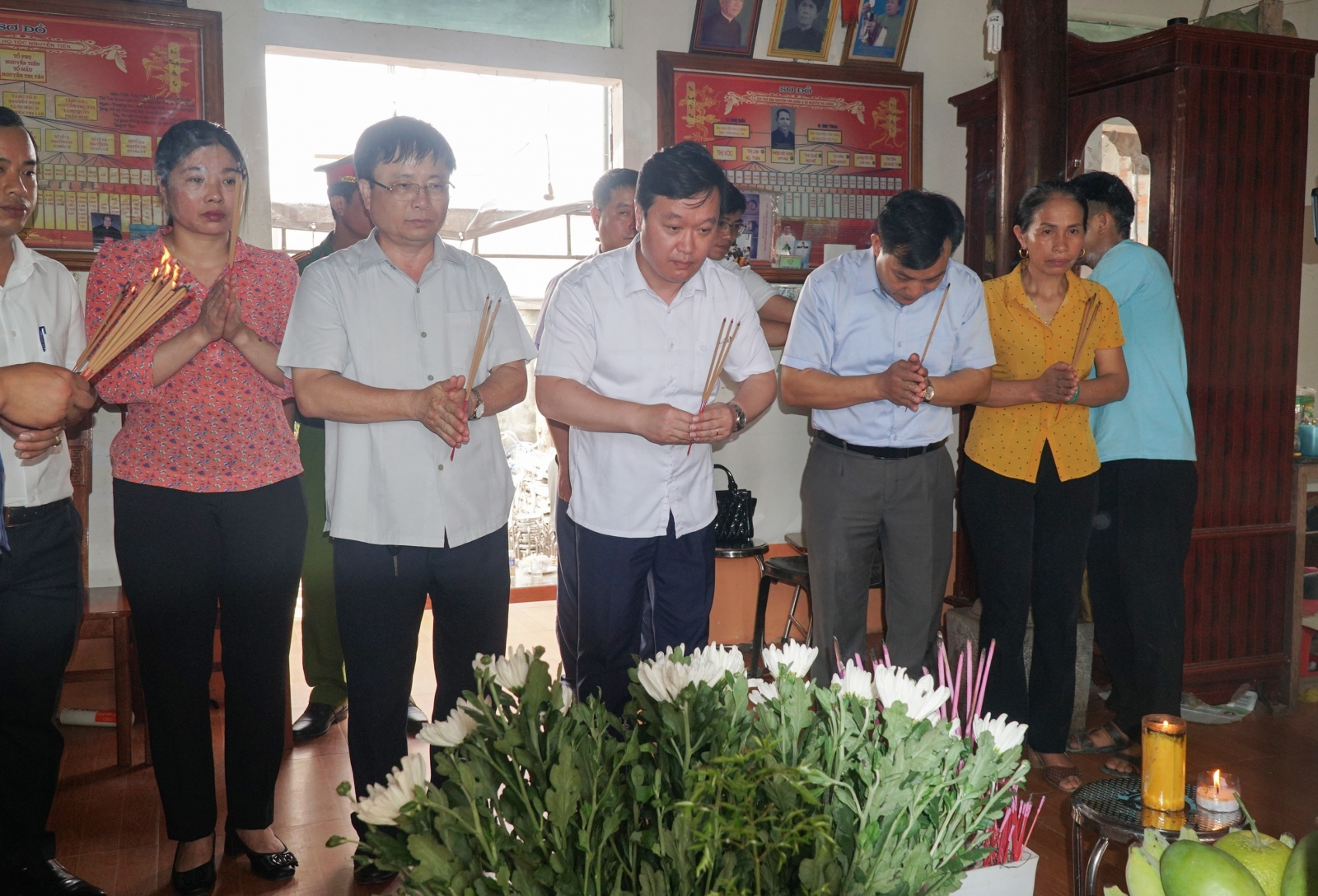 Chủ tịch UBND tỉnh Nghệ An thăm hỏi, động viên gia đình sinh viên quên mình cứu bạn - Ảnh 2.