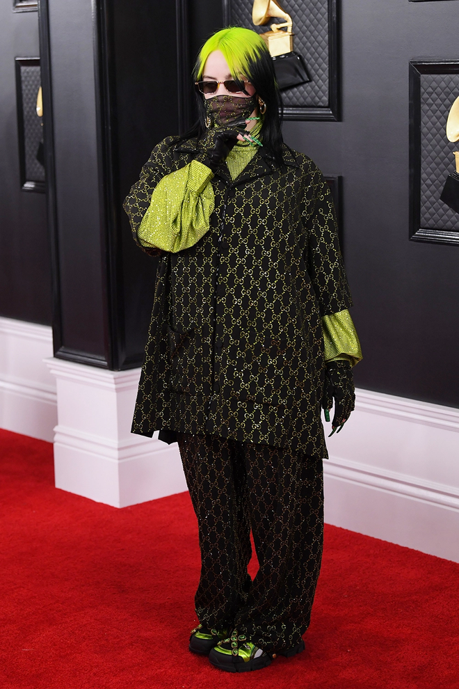Hành trình Billie Eilish lột xác: Đóng thùng không hở 1cm vì bị lạm dụng tình dục và màn bung xoã sexy khiến thế giới nghẹt thở - Ảnh 2. Hành trình Billie Eilish lột xác: Đóng thùng không hở 1cm vì bị lạm dụng tình dục và màn bung xoã sexy khiến thế giới nghẹt thở - Ảnh 2.