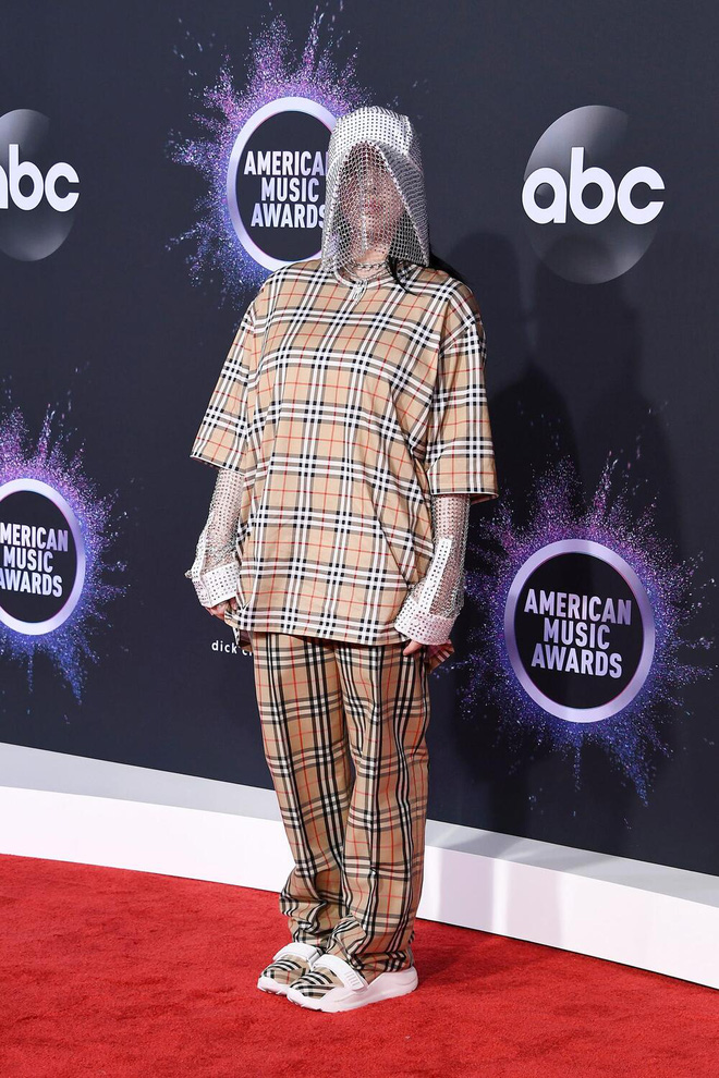 Hành trình Billie Eilish lột xác: Đóng thùng không hở 1cm vì bị lạm dụng tình dục và màn bung xoã sexy khiến thế giới nghẹt thở - Ảnh 3. Hành trình Billie Eilish lột xác: Đóng thùng không hở 1cm vì bị lạm dụng tình dục và màn bung xoã sexy khiến thế giới nghẹt thở - Ảnh 3.