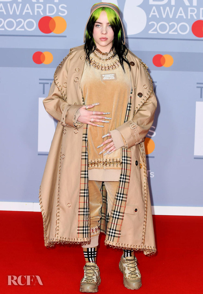 Hành trình Billie Eilish lột xác: Đóng thùng không hở 1cm vì bị lạm dụng tình dục và màn bung xoã sexy khiến thế giới nghẹt thở - Ảnh 4. Hành trình Billie Eilish lột xác: Đóng thùng không hở 1cm vì bị lạm dụng tình dục và màn bung xoã sexy khiến thế giới nghẹt thở - Ảnh 4.
