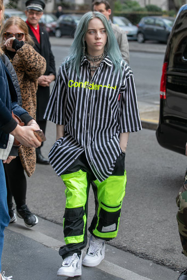 Hành trình Billie Eilish lột xác: Đóng thùng không hở 1cm vì bị lạm dụng tình dục và màn bung xoã sexy khiến thế giới nghẹt thở - Ảnh 8. Hành trình Billie Eilish lột xác: Đóng thùng không hở 1cm vì bị lạm dụng tình dục và màn bung xoã sexy khiến thế giới nghẹt thở - Ảnh 8.