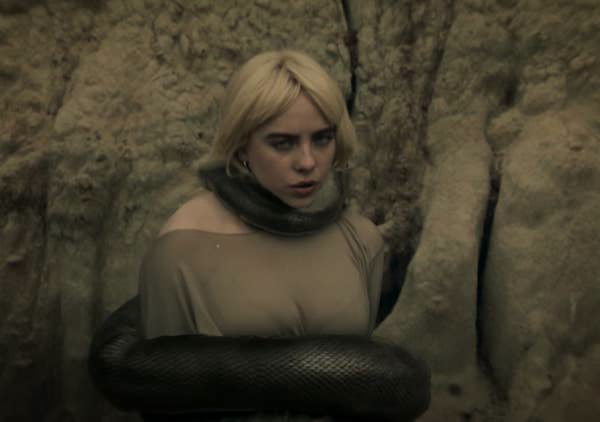 Hành trình Billie Eilish lột xác: Đóng thùng không hở 1cm vì bị lạm dụng tình dục và màn bung xoã sexy khiến thế giới nghẹt thở - Ảnh 14. Hành trình Billie Eilish lột xác: Đóng thùng không hở 1cm vì bị lạm dụng tình dục và màn bung xoã sexy khiến thế giới nghẹt thở - Ảnh 14.