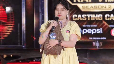 Xuất hiện nữ thí sinh vừa ôm gấu bông vừa bắn rap tại casting Rap Việt mùa 2! - Ảnh 1.
