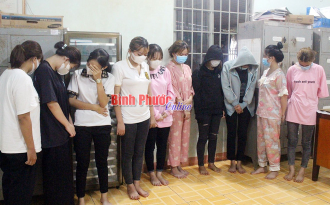 10 c&ocirc; g&aacute;i lao v&agrave;o đ&aacute;nh nhau do 2 trong số n&agrave;y c&ugrave;ng y&ecirc;u một ch&agrave;ng trai - Ảnh 1.