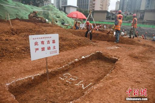  42 mộ cổ Trung Quốc vừa được phát hiện trên công trường: Đội khảo cổ bất ngờ khi thấy hình dáng lăng! - Ảnh 2.