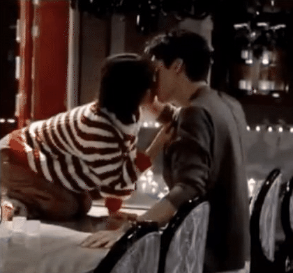 Cung Tuấn vừa h&ocirc;n vừa bế bạn diễn gọn lỏn, fan n&oacute;ng người sẵn phong lu&ocirc;n &ocirc;ng ho&agrave;ng kh&oacute;a m&ocirc;i thế hệ mới! - Ảnh 1.