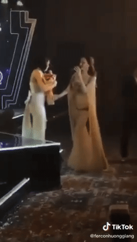 Clip: Hương Giang gặp lại Mỹ T&acirc;m sau 6 năm, đ&aacute;ng ch&uacute; &yacute; l&agrave; h&agrave;nh động l&ugrave;i một bước về ph&iacute;a sau của Họa mi t&oacute;c n&acirc;u - Ảnh 3.