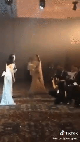Clip: Hương Giang gặp lại Mỹ T&acirc;m sau 6 năm, đ&aacute;ng ch&uacute; &yacute; l&agrave; h&agrave;nh động l&ugrave;i một bước về ph&iacute;a sau của Họa mi t&oacute;c n&acirc;u - Ảnh 2.