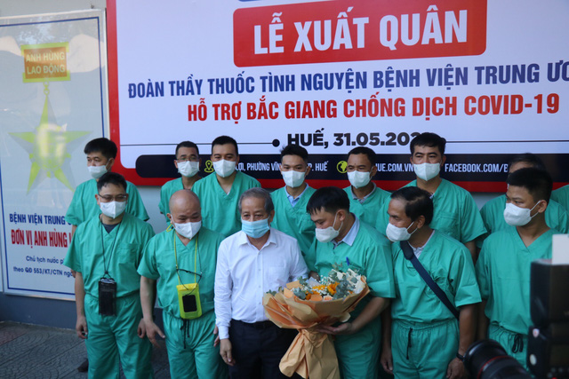 Xúc động hình ảnh y, bác sĩ Bệnh viện TW Huế tình nguyện lên đường hỗ trợ Bắc Giang chống dịch COVID-19 - Ảnh 1.