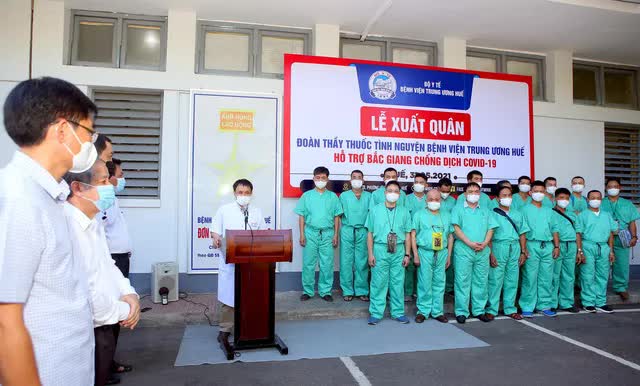 Xúc động hình ảnh y, bác sĩ Bệnh viện TW Huế tình nguyện lên đường hỗ trợ Bắc Giang chống dịch COVID-19 - Ảnh 2.