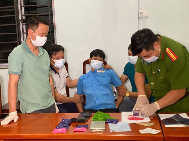 Nguy&ecirc;n Chủ tịch x&atilde; mua b&aacute;n, vận chuyển heroin v&agrave; 1.600 vi&ecirc;n hồng phiến - Ảnh 1.