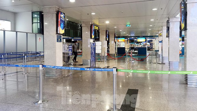 Sân bay Nội Bài, Tân Sơn Nhất vắng tanh sau khi TPHCM thực hiện giãn cách xã hội - Ảnh 13.