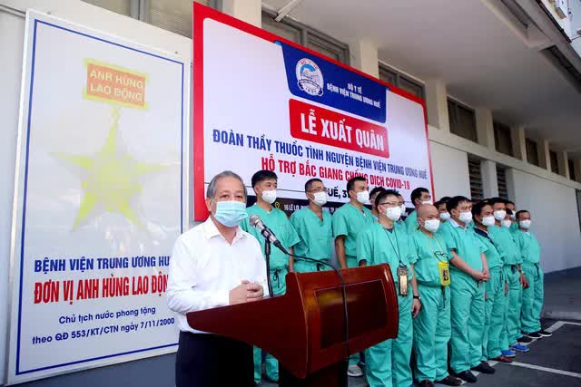 Xúc động hình ảnh y, bác sĩ Bệnh viện TW Huế tình nguyện lên đường hỗ trợ Bắc Giang chống dịch COVID-19 - Ảnh 3.