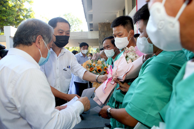 Xúc động hình ảnh y, bác sĩ Bệnh viện TW Huế tình nguyện lên đường hỗ trợ Bắc Giang chống dịch COVID-19 - Ảnh 4.