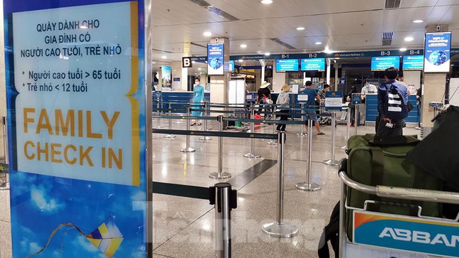 Sân bay Nội Bài, Tân Sơn Nhất vắng tanh sau khi TPHCM thực hiện giãn cách xã hội - Ảnh 4.