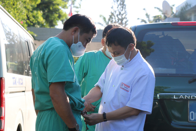 Xúc động hình ảnh y, bác sĩ Bệnh viện TW Huế tình nguyện lên đường hỗ trợ Bắc Giang chống dịch COVID-19 - Ảnh 5.