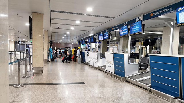 Sân bay Nội Bài, Tân Sơn Nhất vắng tanh sau khi TPHCM thực hiện giãn cách xã hội - Ảnh 5.