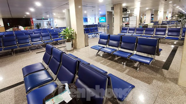 Sân bay Nội Bài, Tân Sơn Nhất vắng tanh sau khi TPHCM thực hiện giãn cách xã hội - Ảnh 6.