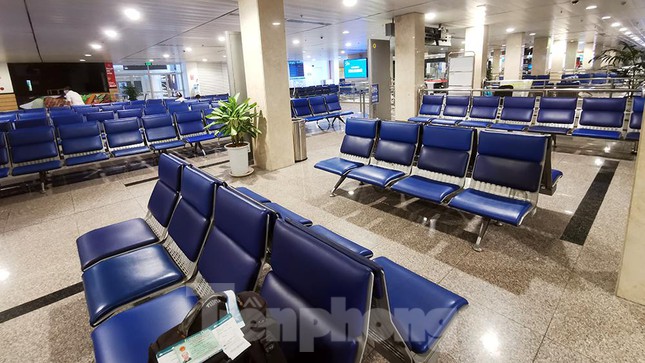 S&acirc;n bay Nội B&agrave;i, T&acirc;n Sơn Nhất vắng tanh sau khi TPHCM thực hiện gi&atilde;n c&aacute;ch x&atilde; hội - Ảnh 6.