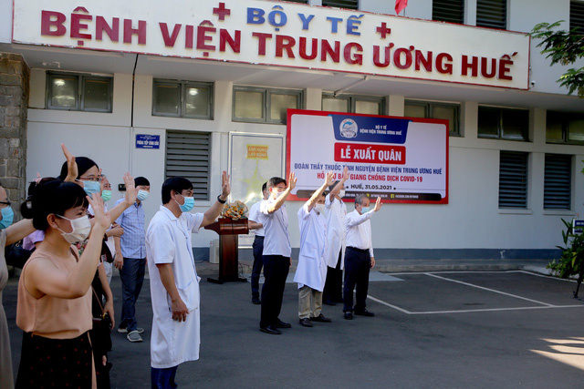 Xúc động hình ảnh y, bác sĩ Bệnh viện TW Huế tình nguyện lên đường hỗ trợ Bắc Giang chống dịch COVID-19 - Ảnh 8.