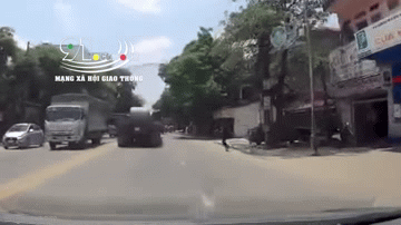 Clip: Cô bé bất ngờ lăn vào gầm xe tự sát, phản ứng nhanh nhạy của tài xế khiến nhiều người khen ngợi - Ảnh 2. Clip: Cô bé bất ngờ lăn vào gầm xe tự sát, phản ứng nhanh nhạy của tài xế khiến nhiều người khen ngợi - Ảnh 2.