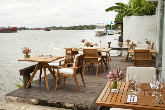 Bị tố gây khó dễ và phân biệt đối xử với khách Việt, nhà hàng ven sông nổi tiếng Sài Gòn nói gì? - Ảnh 2. Bị tố gây khó dễ và phân biệt đối xử với khách Việt, nhà hàng ven sông nổi tiếng Sài Gòn nói gì? - Ảnh 2.