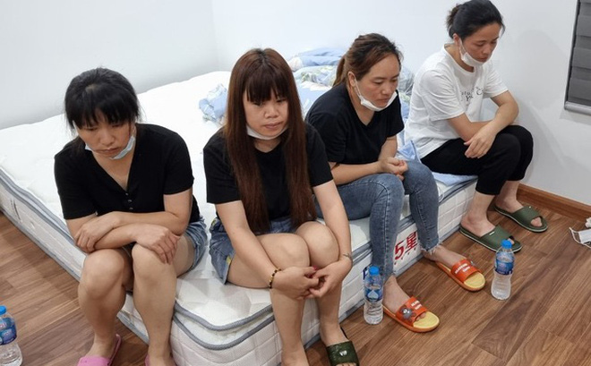 [NÓNG] Hà Nội: Cảnh sát phá cửa nhà phát hiện 12 người Trung Quốc nhập cảnh chui cố thủ bên trong - Ảnh 1.