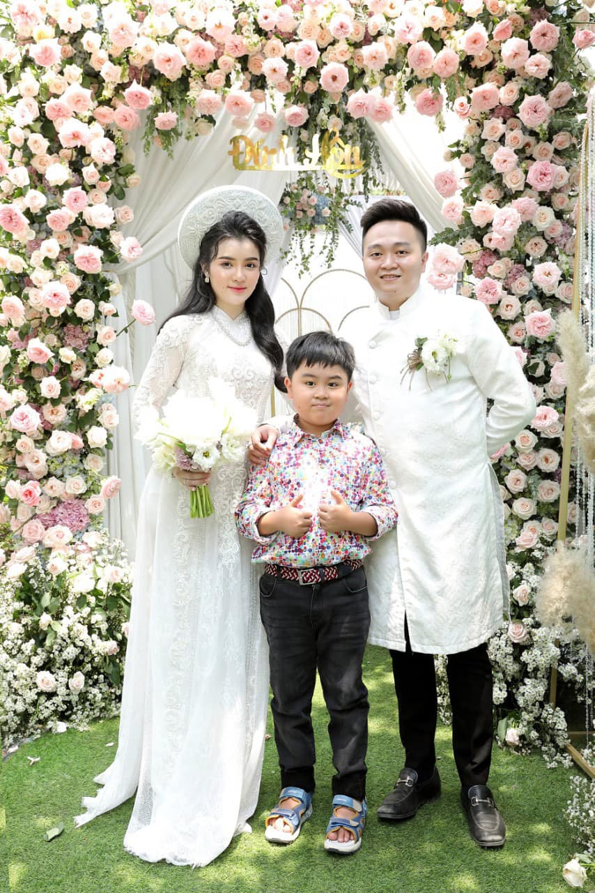 Vợ chồng ông Dũng lò vôi đi hỏi vợ cho con trai, khoảnh khắc nàng dâu hào môn thể hiện tình cảm với bà Phương Hằng gây chú ý - Ảnh 7. Vợ chồng ông Dũng lò vôi đi hỏi vợ cho con trai, khoảnh khắc nàng dâu hào môn thể hiện tình cảm với bà Phương Hằng gây chú ý - Ảnh 7.