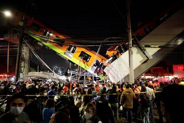 Hiện trường ám ảnh vụ sập cầu ở Mexico khiến gần 100 người thương vong - Ảnh 1.