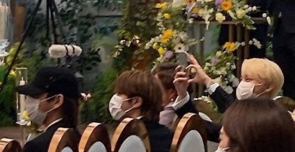 Đ&aacute;m cưới chị g&aacute;i J-Hope: D&agrave;n kh&aacute;ch mời BTS visual đỉnh cao, ri&ecirc;ng th&agrave;nh vi&ecirc;n gi&agrave;u nhất nh&oacute;m nhuộm t&oacute;c mới g&acirc;y sốt - Ảnh 9.