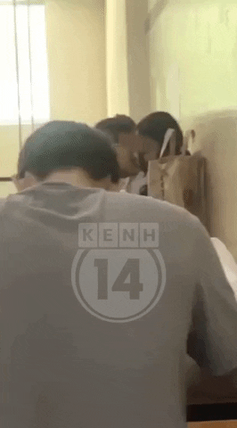 Ảnh, video phản cảm: Nhiều nam sinh vô tư hôn hít, sờ soạng bạn gái quá đà trong quán nước trước cổng trường - Ảnh 13.
