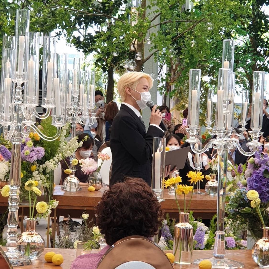 Đ&aacute;m cưới chị g&aacute;i J-Hope: D&agrave;n kh&aacute;ch mời BTS visual đỉnh cao, ri&ecirc;ng th&agrave;nh vi&ecirc;n gi&agrave;u nhất nh&oacute;m nhuộm t&oacute;c mới g&acirc;y sốt - Ảnh 4.