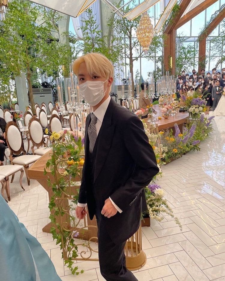 Đ&aacute;m cưới chị g&aacute;i J-Hope: D&agrave;n kh&aacute;ch mời BTS visual đỉnh cao, ri&ecirc;ng th&agrave;nh vi&ecirc;n gi&agrave;u nhất nh&oacute;m nhuộm t&oacute;c mới g&acirc;y sốt - Ảnh 3.