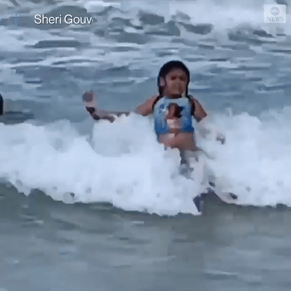 Đang tắm biển, bé gái hoảng loạn chạy ngay lên bờ, xem kỹ đoạn clip mới thấy đứa trẻ kề cạnh ngay bên Tử thần - Ảnh 1.