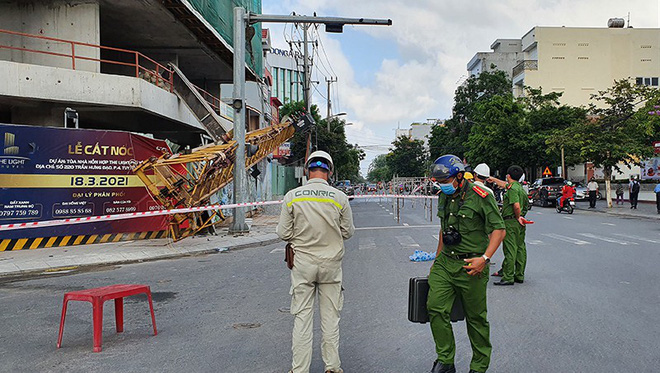 Cần cẩu nặng hàng tấn rơi từ tầng 20 xuống đất, nhiều người thoát nạn - Ảnh 2.