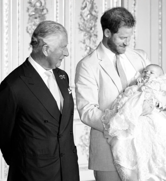Thêm lý do khiến Meghan bị bố chồng hắt hủi trong ngày sinh nhật con trai Archie và phản ứng hờ hững của nàng dâu hoàng gia - Ảnh 1.