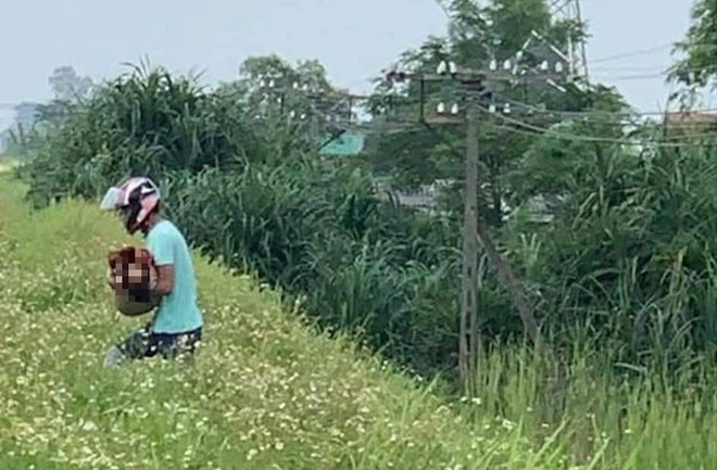  Vụ mẹ ôm con 7 tuổi đi lên đường ray, cháu bé tử vong bất thường: Nghi vấn mẹ sát hại con từ trước - Ảnh 3.