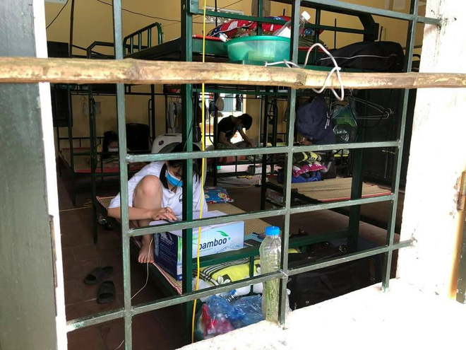 Thanh ni&ecirc;n tự phi xe m&aacute;y l&ecirc;n Bắc Giang chống dịch: Trời rất n&oacute;ng, nhưng h&agrave;ng trăm người d&acirc;n c&aacute;ch ly thiếu nước uống. Thương lắm! - Ảnh 1.