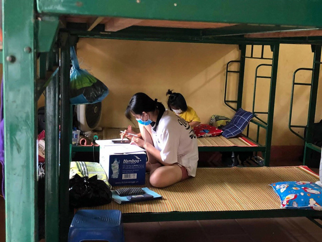 Thanh ni&ecirc;n tự phi xe m&aacute;y l&ecirc;n Bắc Giang chống dịch: Trời rất n&oacute;ng, nhưng h&agrave;ng trăm người d&acirc;n c&aacute;ch ly thiếu nước uống. Thương lắm! - Ảnh 2.