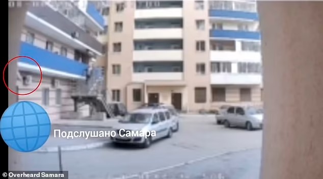 Mẹ trẻ phạt treo con gái nhỏ lơ lửng ngoài ban công gây nên thảm cảnh kinh hoàng, video ghi lại sự việc khiến mọi người rùng mình - Ảnh 3. Mẹ trẻ phạt treo con gái nhỏ lơ lửng ngoài ban công gây nên thảm cảnh kinh hoàng, video ghi lại sự việc khiến mọi người rùng mình - Ảnh 3.