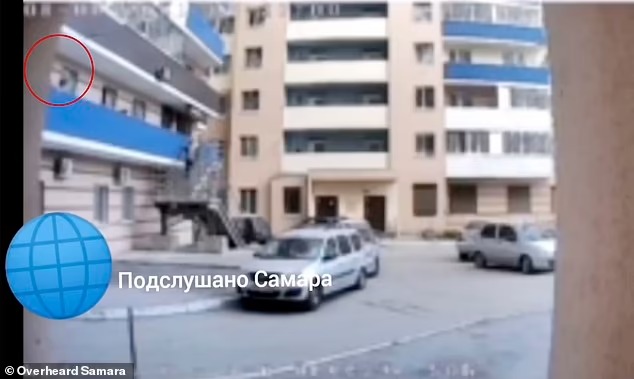 Mẹ trẻ phạt treo con gái nhỏ lơ lửng ngoài ban công gây nên thảm cảnh kinh hoàng, video ghi lại sự việc khiến mọi người rùng mình - Ảnh 2. Mẹ trẻ phạt treo con gái nhỏ lơ lửng ngoài ban công gây nên thảm cảnh kinh hoàng, video ghi lại sự việc khiến mọi người rùng mình - Ảnh 2.