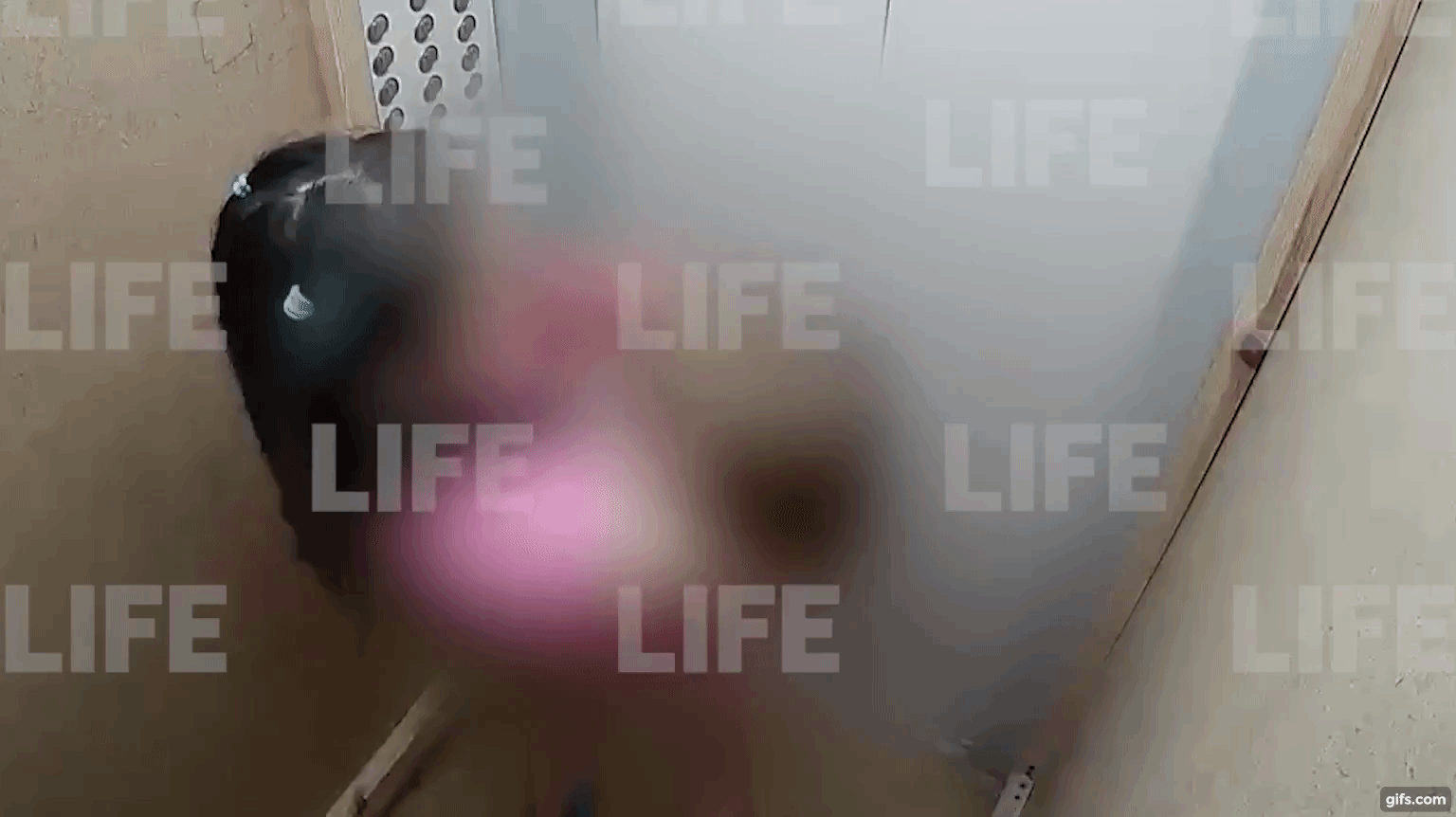 Mẹ trẻ phạt treo con gái nhỏ lơ lửng ngoài ban công gây nên thảm cảnh kinh hoàng, video ghi lại sự việc khiến mọi người rùng mình - Ảnh 4. Mẹ trẻ phạt treo con gái nhỏ lơ lửng ngoài ban công gây nên thảm cảnh kinh hoàng, video ghi lại sự việc khiến mọi người rùng mình - Ảnh 4.