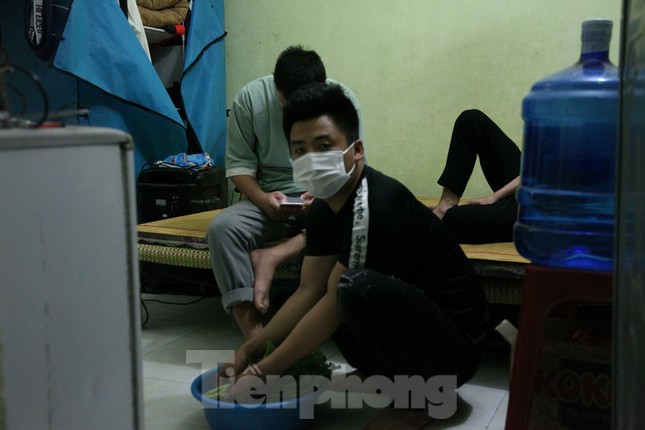 Dịch kéo dài, chưa có việc, nhiều công nhân ở Bắc Giang mong sớm về quê - Ảnh 1.