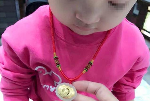 Trẻ mẫu giáo mất dây chuyền vàng, người mẹ chất vấn cô giáo nhưng lại bẽ mặt vì tìm thấy ở một nơi không ngờ - Ảnh 1. Trẻ mẫu giáo mất dây chuyền vàng, người mẹ chất vấn cô giáo nhưng lại bẽ mặt vì tìm thấy ở một nơi không ngờ - Ảnh 1.