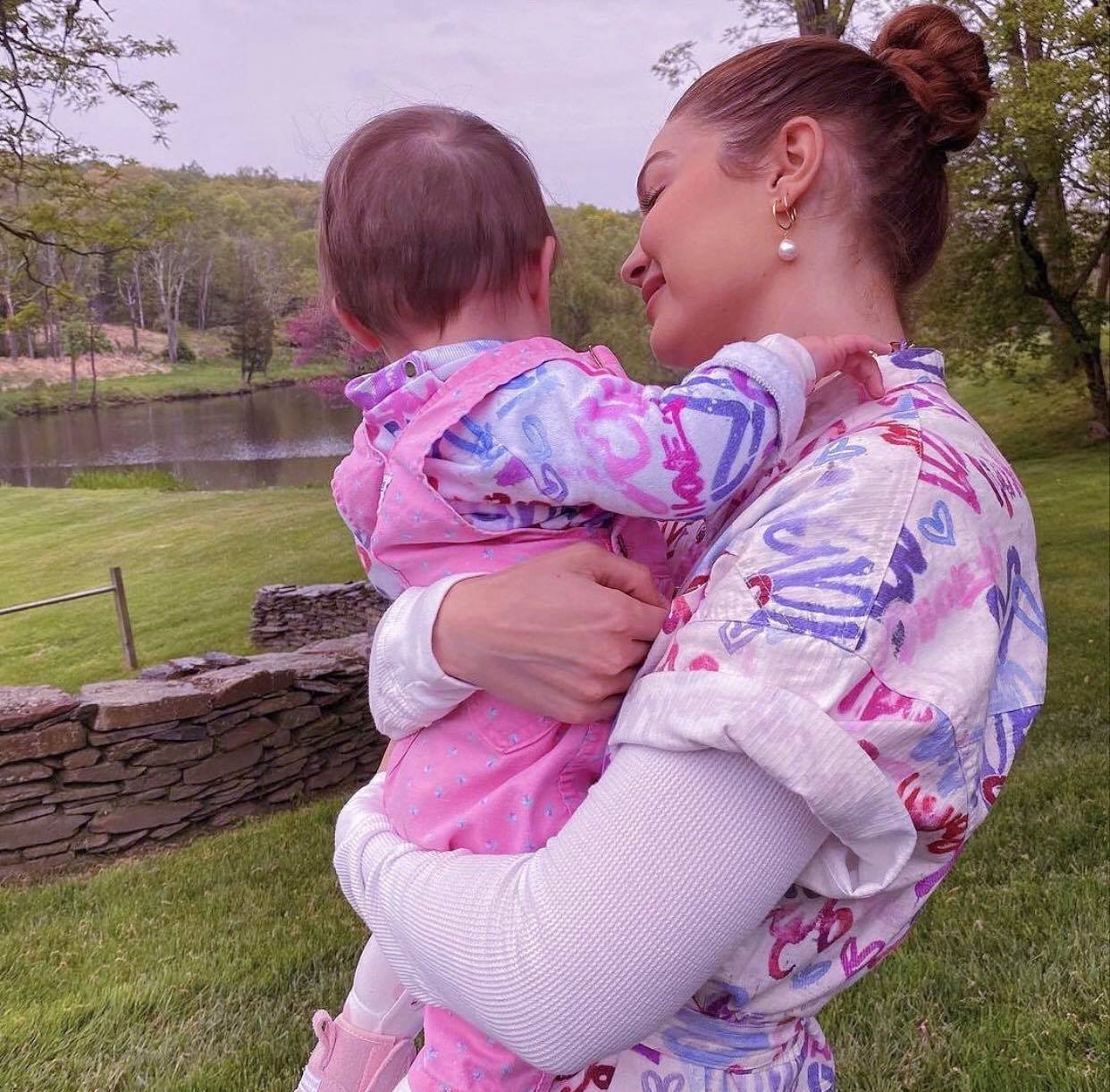 Mẹ bỉm 9x Gigi Hadid khoe mặt mộc đỉnh cao, nhưng bóng lưng nhóc tỳ 9 tháng tuổi hiếm hoi lộ diện mới là tâm điểm - Ảnh 6. Mẹ bỉm 9x Gigi Hadid khoe mặt mộc đỉnh cao, nhưng bóng lưng nhóc tỳ 9 tháng tuổi hiếm hoi lộ diện mới là tâm điểm - Ảnh 6.