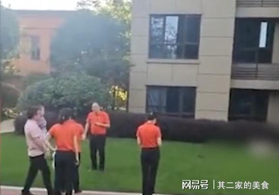 Chơi cùng nhau ngoài ban công, 2 đứa trẻ rơi từ tầng 26 xuống đất tử vong, hiện trường thương tâm gây ám ảnh tột độ - Ảnh 2. Chơi cùng nhau ngoài ban công, 2 đứa trẻ rơi từ tầng 26 xuống đất tử vong, hiện trường thương tâm gây ám ảnh tột độ - Ảnh 2.