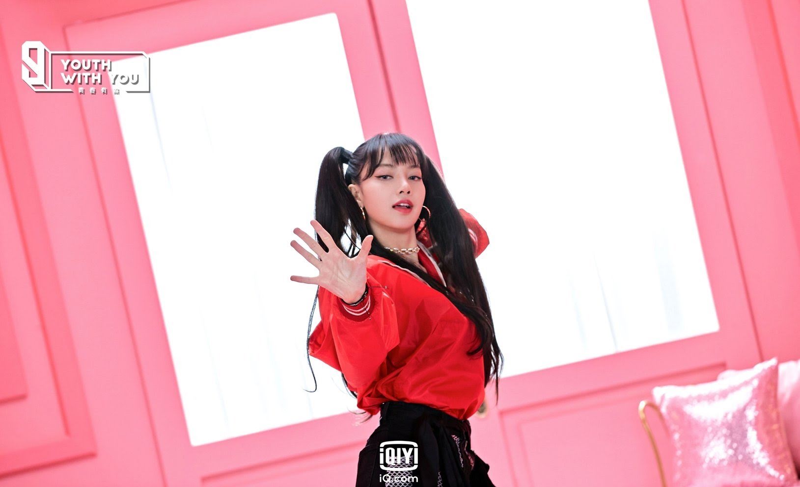 Lisa (BLACKPINK) ghi nhớ vũ đạo nhóm nam bằng tốc độ ánh sáng, cân cả hit của TWICE chỉ trong một nốt nhạc - Ảnh 9. Lisa (BLACKPINK) ghi nhớ vũ đạo nhóm nam bằng tốc độ ánh sáng, cân cả hit của TWICE chỉ trong một nốt nhạc - Ảnh 9.