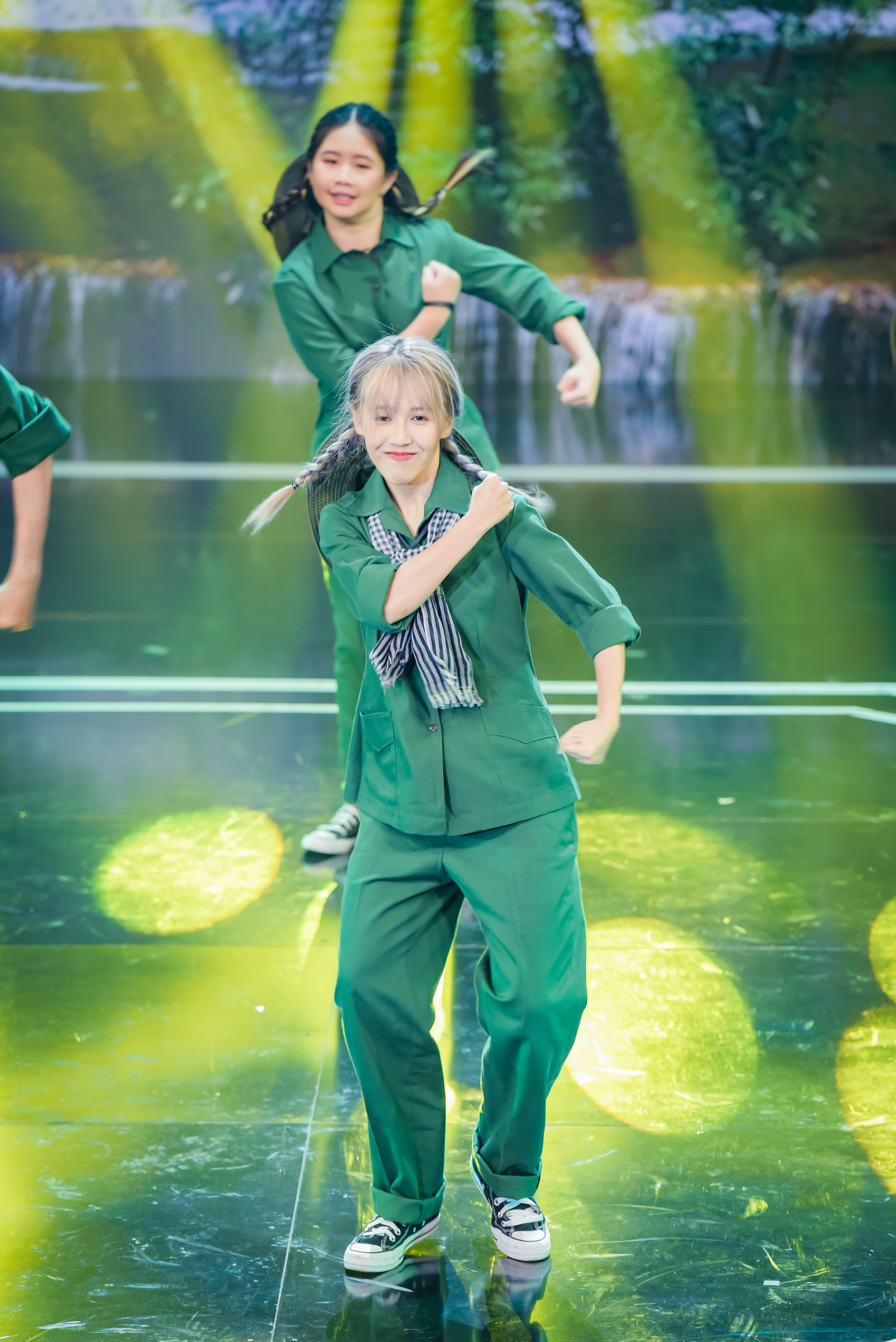 Hậu Hoàng hoá đồng chí Thuý Hậu, mang concept Sao Nhập Ngũ lên sân khấu nhảy Hip-hop! - Ảnh 2. Hậu Hoàng hoá đồng chí Thuý Hậu, mang concept Sao Nhập Ngũ lên sân khấu nhảy Hip-hop! - Ảnh 2.